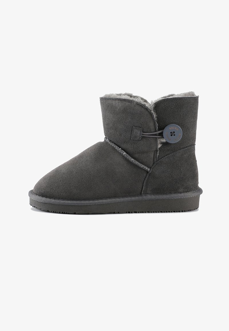 Botín de ante gris hasta el tobillo con punta redonda y forro suave. Presenta un detalle de botón y una suela de goma texturizada.