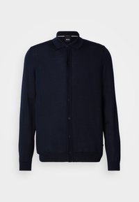 Cardigan bleu marine à manches longues avec boutons, col, poignets et ourlet côtelés de la marque BOSS, présenté sur fond blanc.