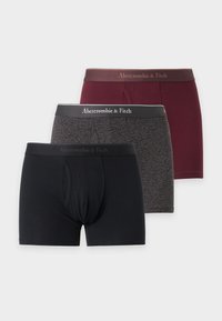 Τρία ζεύγη ανδρικά μποξεράκια Abercrombie & Fitch σε μαύρο, σκούρο γκρι και μπορντό με λωρίδες μέσης με λογότυπο σε λευκό φόντο.