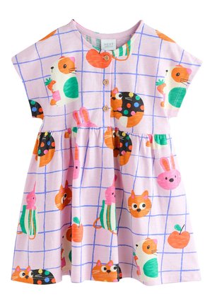 Robe pour tout-petit avec motif à carreaux bleus sur fond rose clair, avec des cochons d’Inde, chats, lapins colorés de dessins animés, pommes et trois boutons en bois sur le devant.