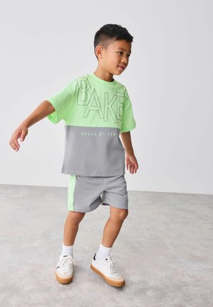 Baker by Ted Baker, REGULAR FIT - COLOURBLOCK T-SHIRT AND SHORTS SET - Jogginghose - green grey