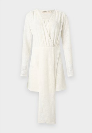 Λευκό φόρεμα από δαντέλα με μακριά μανίκια, V-λαιμόκοψη και σχεδιασμό τύπου έντυσης. Διαθέτει περίπλοκη διακοσμημένη υφή και ασύμμετρο τελείωμα.