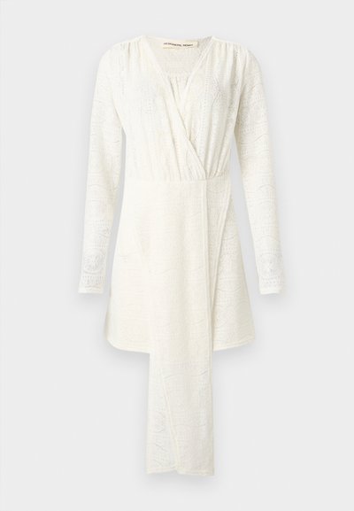 Λευκό φόρεμα από δαντέλα με μακριά μανίκια, V-λαιμόκοψη και σχεδιασμό τύπου έντυσης. Διαθέτει περίπλοκη διακοσμημένη υφή και ασύμμετρο τελείωμα.