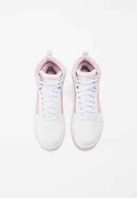 Witte leren hoge sneakers met roze accenten en geperforeerde details. Veters zijn wit, met een gevoerde kraag en tong.