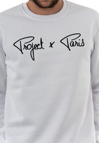 Witte sweatshirt van een katoenmix, voorzien van zwarte geborduurde letters "Project x Paris" over de borst. Ronde hals en ribgebreide manchetten.