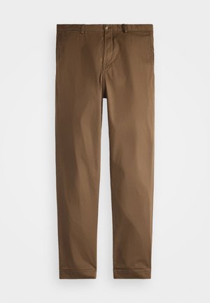 Chino en coton marron avec une texture lisse, coupe droite, poches avant et fermeture à bouton. Style simple sans motifs ni embellissements.
