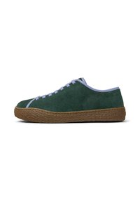 Zielone zamszowe sneakersy z jasnoniebieskimi akcentami i teksturowan�ą brązową podeszwą, widok z boku. Sznurowadła związane prostymi oczkami.