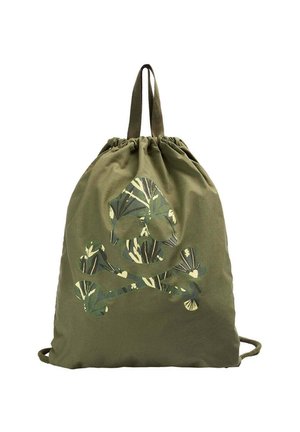 Mochila con cordón de color verde oliva con dos correas, presenta un recorte de calavera y huesos cruzados relleno con un patrón de hojas verdes y beige.