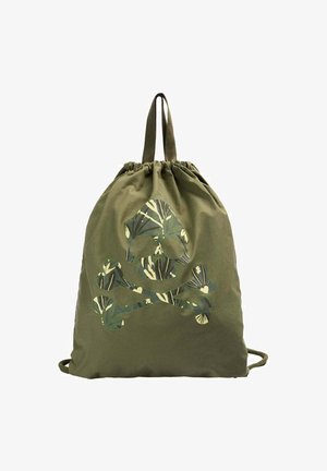 Sac à dos à cordon vert olive avec deux bretelles, présentant une découpe tête de mort et os croisés remplie d'un motif de feuilles vertes et beiges.