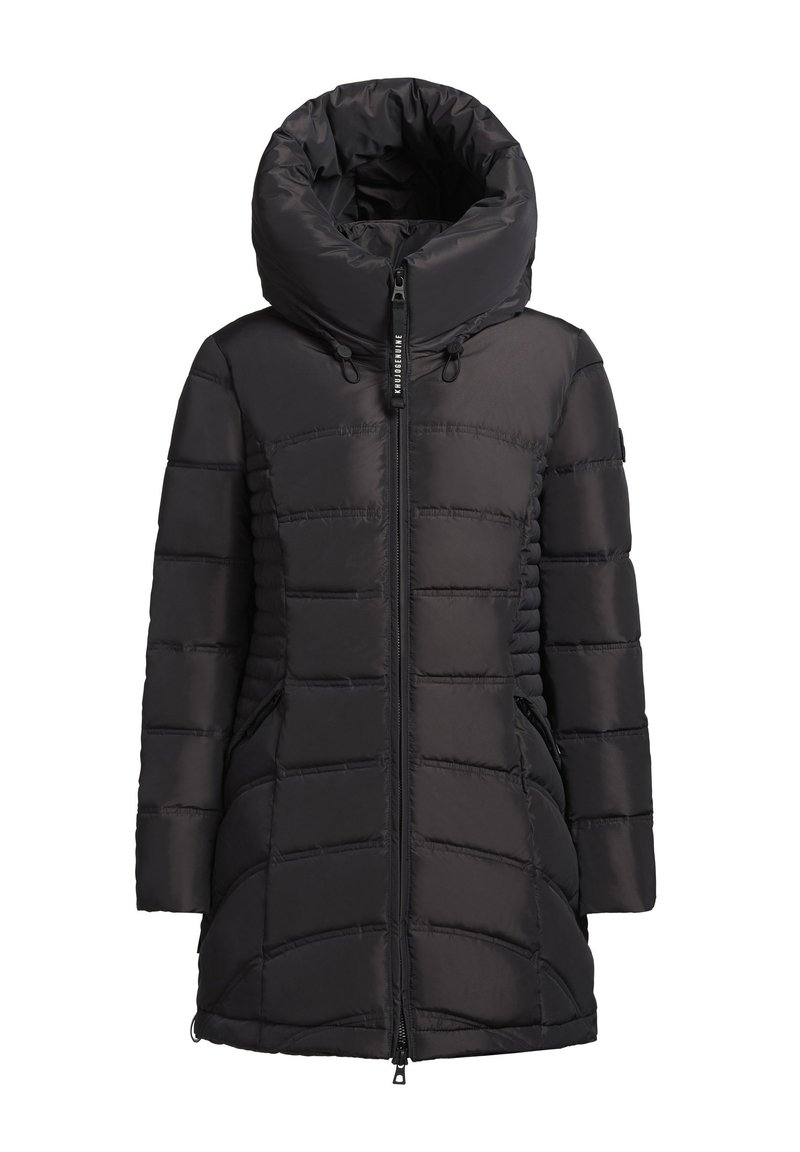 Manteau rembourré noir avec col haut, fermeture éclair à l'avant, deux poches latérales et détails de coutures horizontales. Fini en tissu lisse.