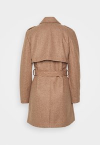 Bruine wolblendjas met een ceintuur in de taille, voorzien van een gedrapeerd achterpaneel en een rechte pasvorm; minimale naden en geen zichtbare hardware.