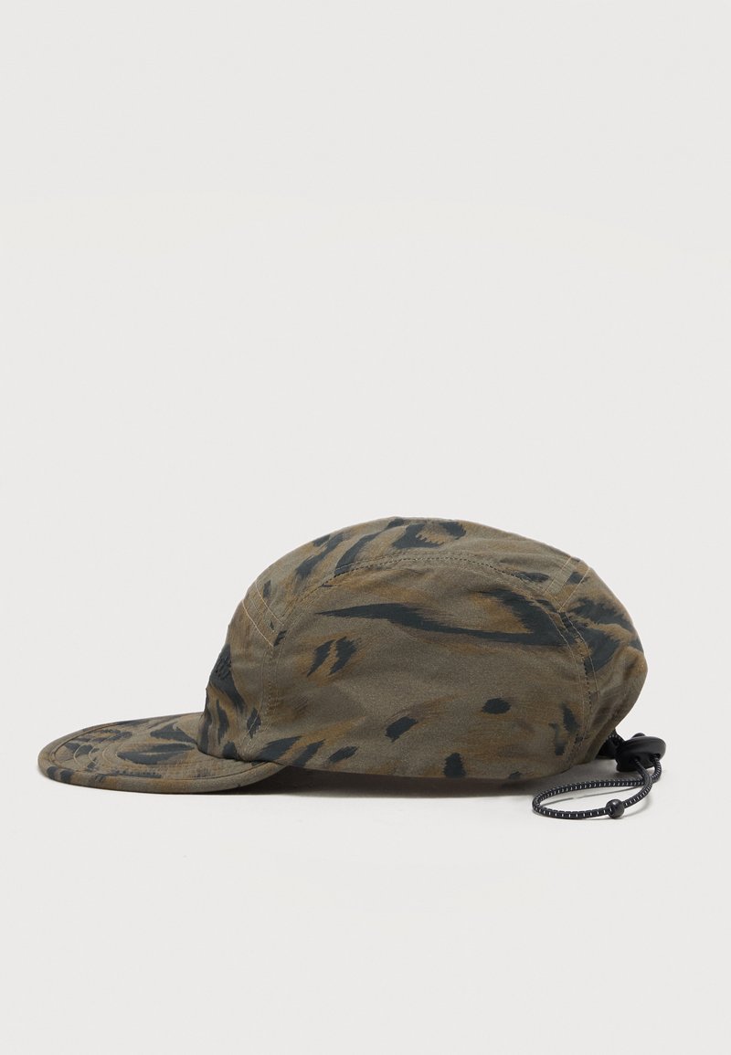 Chapeau de style campeur à motif camouflage avec cordon noir réglable à l'arrière, tissu doux et bord plat sur fond neutre.