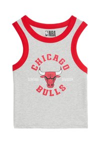 Šedý tílko s červeným lemem, které obsahuje grafiku Chicago Bulls a slova "CHICAGO" a "BULLS" tučným červeným písmem.