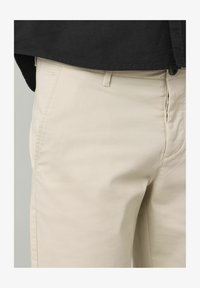 Sélectionné, blanc cassé