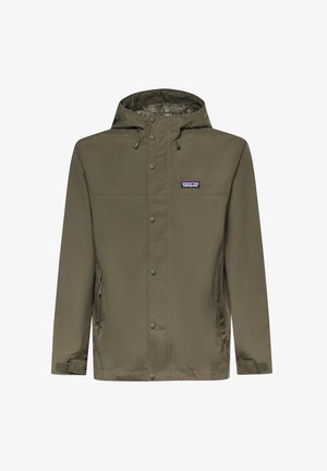 Giacca impermeabile con cappuccio verde oliva, chiusura con bottoni a pressione, cinturini regolabili ai polsi, tasche laterali e logo Patagonia sul petto.