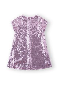 Vestido de lentejuelas rosas con mangas cortas y cuello redondo, que presenta una cremallera en la parte posterior y una forma acampanada en línea A. Textura reflectante en toda la prenda.