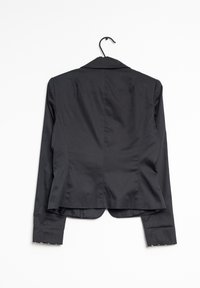 Zwart op maat gemaakte blazer met een gladde textuur, lange mouwen en een gelapte kraag, voorzien van een achternaad en subtiele achterdarts.