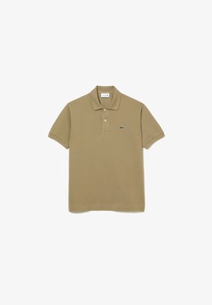 Camisa polo de manga corta color caqui hecha de algodón texturizado, con un tapeta de tres botones y un pequeño logotipo de cocodrilo verde en el pecho.