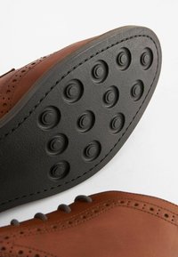 Next BROGUE STANDARD brązowy