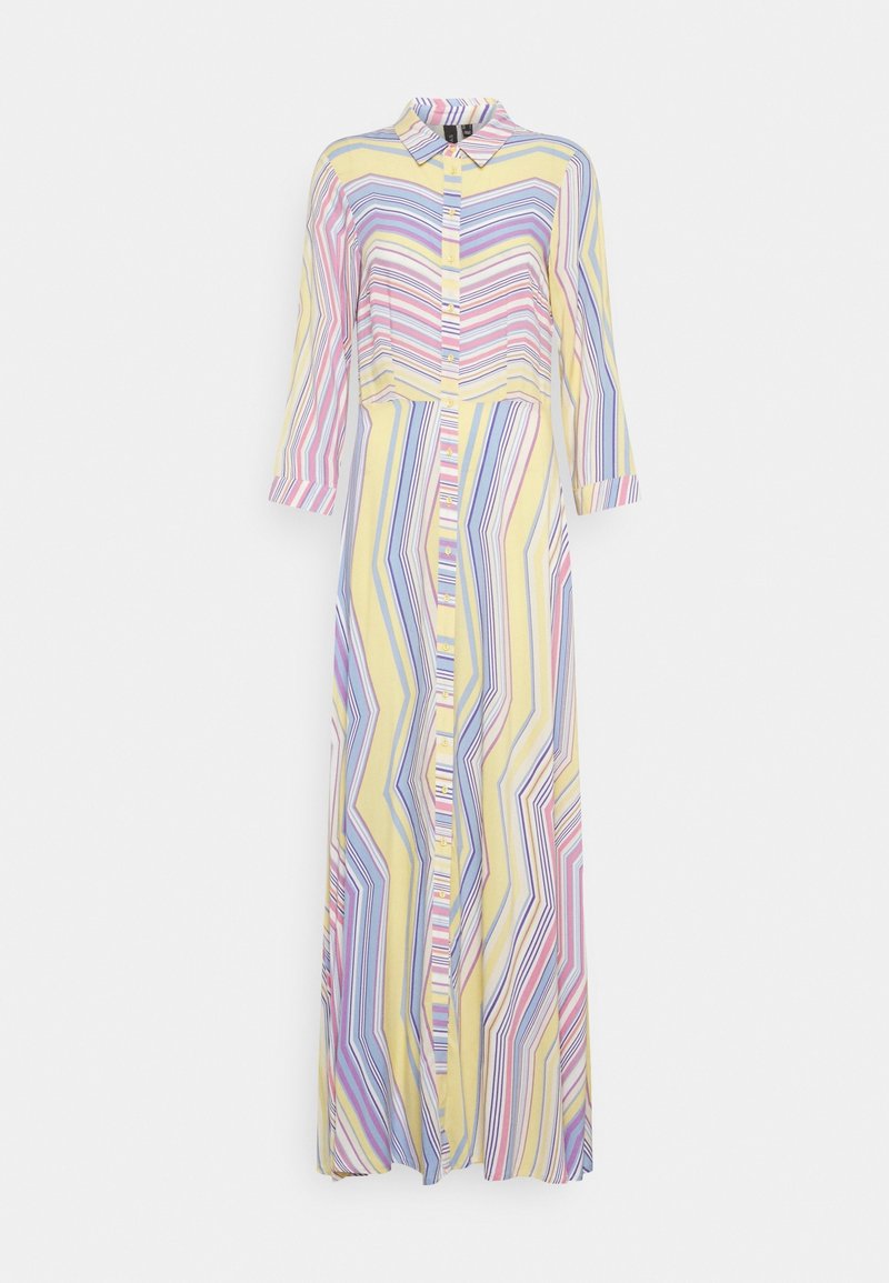 Vestido maxi con frente de botones, cuello puntiagudo y mangas de tres cuartos. Presenta una base amarilla con rayas y patrones de zigzag multicolores.