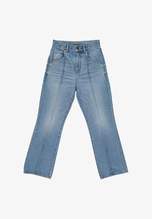 Jean en denim bleu clair taille haute avec bouton à l'avant, fermeture éclair, deux poches latérales et coutures verticales visibles sur les jambes.