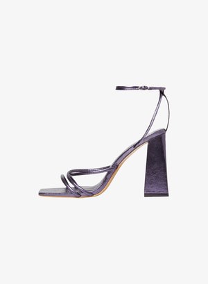 Lila metallische High-Heelsandalen mit Blockabsatz, offener Zehe und mehreren schlanken Riemen. Glatte Oberflächentextur, minimalistisches Design.