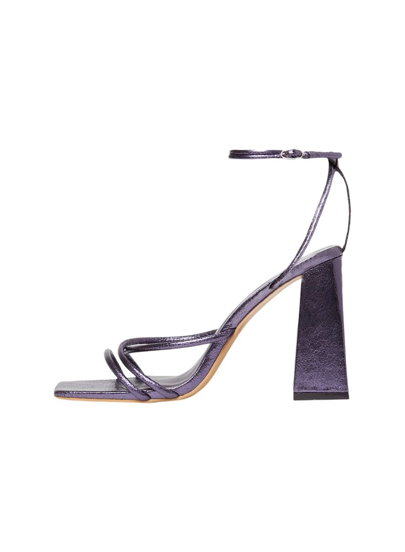 Sandali con tacco alto metallici viola, con tacco a blocco, punta aperta e multiple cinghie sottili. Superficie liscia, design minimalista.