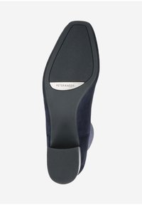 Navy Wildlederschuhsohle mit glattem schwarzen Gummiboden und silbernem "PETER KAISER"-Logo, mit runder Form und leichtem Absatz.
