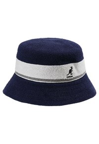 Chapeau seau bleu marine en éponge, avec un bandeau rayé blanc et gris et un logo de kangourou à l'avant. Texture douce et large bord.