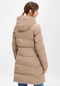 Beige Daunenjacke mit Kapuze, die ein gestepptes Design und lange Ärmel aufweist. Glatte Textur und mittellanger Schnitt bieten Wärme und Schutz.