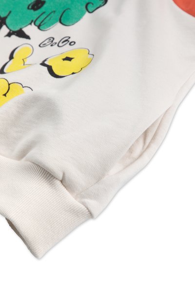 Sudadera de color claro con puños acanalados. Presenta un diseño de dibujo animado verde y flores amarillas, hecha de suave material de algodón.
