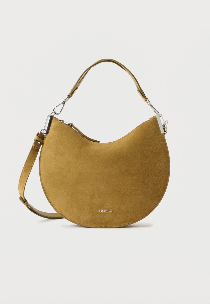 Borsa a mezzaluna in camoscio giallo senape con tracolla removibile, dotata di cerniera in tono argento e dettaglio del logo sul davanti.