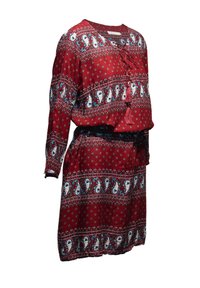 Vestido rojo con estampado, de mangas largas, que presenta diseños de paisley y flores en azul y blanco, además de borlas decorativas en el escote.