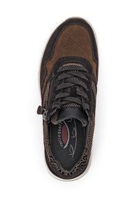 Braune und schwarze Sneaker aus Wildleder und Mesh-Materialien, ausgestattet mit Schnürsenkeln, einem seitlichen Reißverschluss und einem gemusterten Innenfutter.