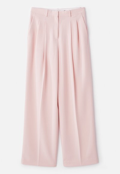 Pallīdā rozā platās bikses ar priekšējām krokām, strukturētu jostasvieta un gludu auduma apdari. Iekļauj divas sānu kabatas.