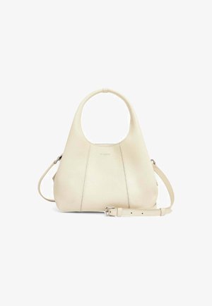 Borsa a mano in pelle beige con parte superiore arrotondata, texture liscia e tracolla rimovibile. Presenta dettagli con cuciture e una base strutturata.