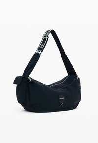 Svart axelväska i mjuk nylon, med en böljande design, dragkedjor och en justerbar rem med logotypdetalj.