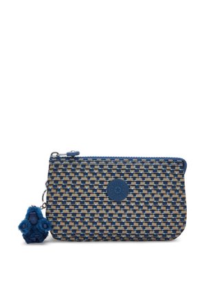 Pochette en tissu tissé bleu et beige, avec une fermeture éclair, un logo rond et un porte-clés en forme de singe bleu duveteux attaché.