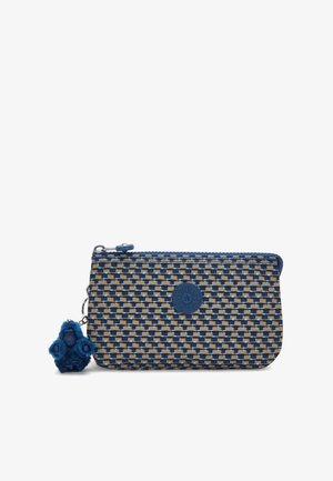 Pochette en tissu tissé bleu et beige, avec une fermeture éclair, un logo rond et un porte-clés en forme de singe bleu duveteux attaché.