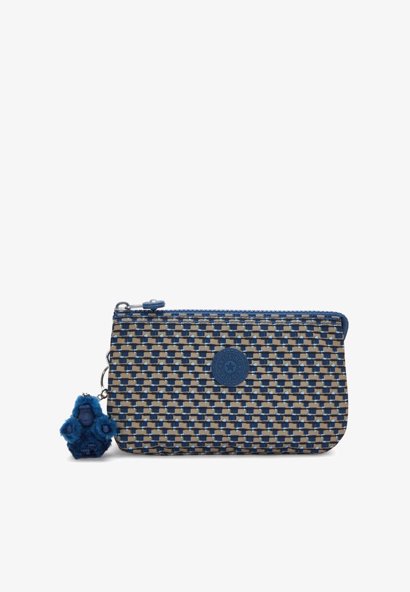Pochette en tissu tissé bleu et beige, avec une fermeture éclair, un logo rond et un porte-clés en forme de singe bleu duveteux attaché.