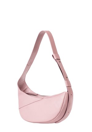Borsa a spalla in pelle rosa con design curvo, tracolla regolabile e dettagli di cucitura sottili, con chiusura a zip nella parte superiore.