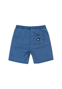 Modré bavlnené šortky s elastickým pásom, jednou zadnou vrecko s logom a voľným strihom so zahnutými okrajmi.