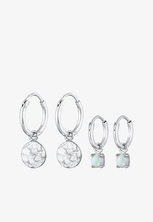 Silberne Ohrringe mit texturierten runden Anhängern und kleineren Ringen, die mit runden Opal-Akzenten verziert sind. Polierte Oberfläche, minimalistisches Design.