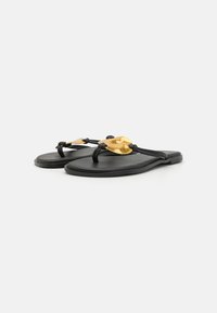 Chinelo negru cu talpă plată, dotat cu un accent din metal auriu în partea de sus, prinderea fiind realizată cu curele negre. Textură moale, design simplu.