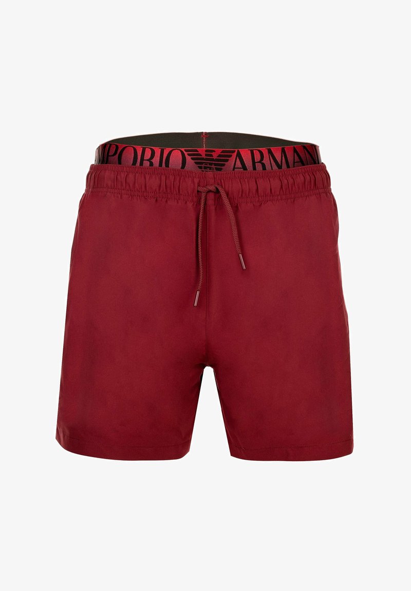 Bañador rojo para hombre con cintura elástica y cordón, con el logo de la marca Emporio Armani visible en la parte interior de la cintura.