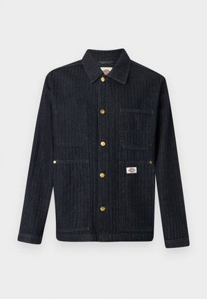 Σκούρο τζιν μπουφάν με γιακά, πέντε χρυσά κουμπιά με πιεστικό κούμπωμα, τρεις μπροστινές τσέπες και μικρό λογότυπο μάρκας στην κάτω δεξιά τσέπη.