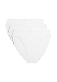 Vita spetsunderkläder i ett paket med tre, med scallopade kanter, en slät midjeband och en liten rosett i mitten fram.
