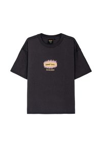 Overwymiarowa czarna bawełniana koszulka z okrągłym dekoltem. Posiada centralny grafikę w kształcie płomienia z tekstem w kolorze różowym, żółtym i czarnym.