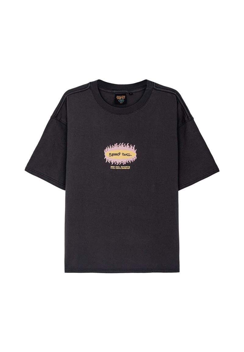 Overwymiarowa czarna bawełniana koszulka z okrągłym dekoltem. Posiada centralny grafikę w kształcie płomienia z tekstem w kolorze różowym, żółtym i czarnym.