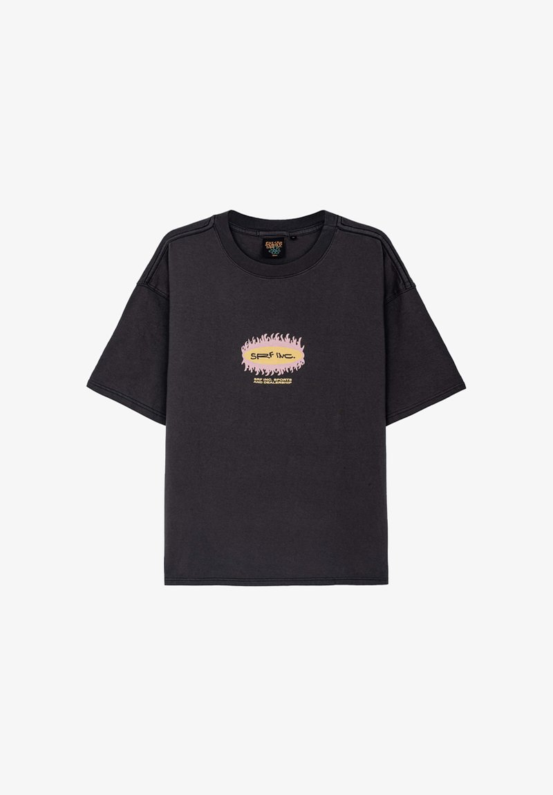 Overwymiarowa czarna bawełniana koszulka z okrągłym dekoltem. Posiada centralny grafikę w kształcie płomienia z tekstem w kolorze różowym, żółtym i czarnym.